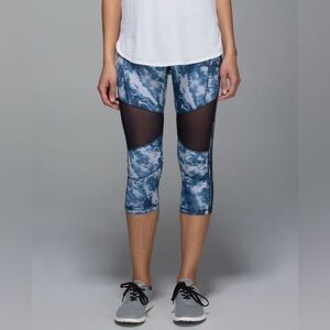 Lululemon Mesh With Me Crop
Sea Side Silver Fox Alberta Lake / Naval Blue